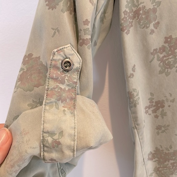 Standard Grace Floral V-Neck Long/Short Sleeve Top. Size S. Colour Olive. - Picture 3 of 6